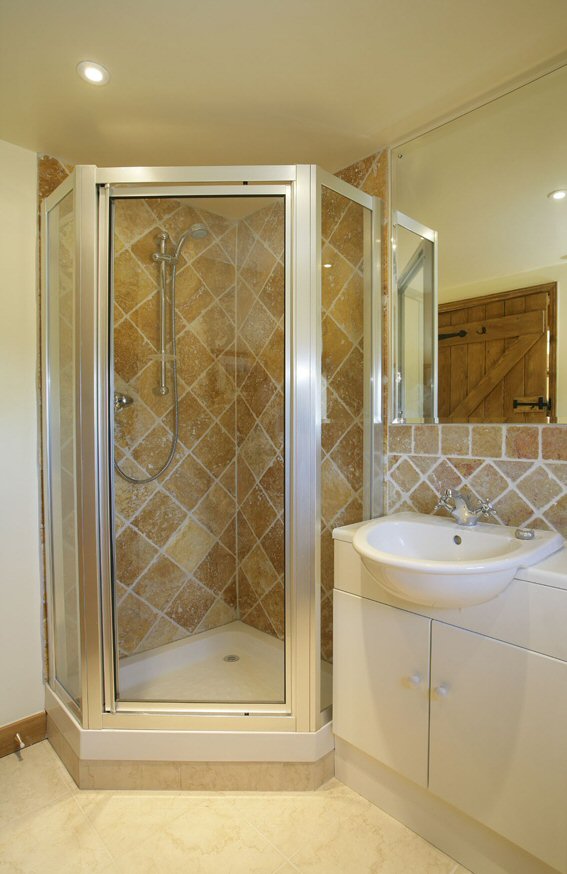 Threshing Hall Barn - Shower